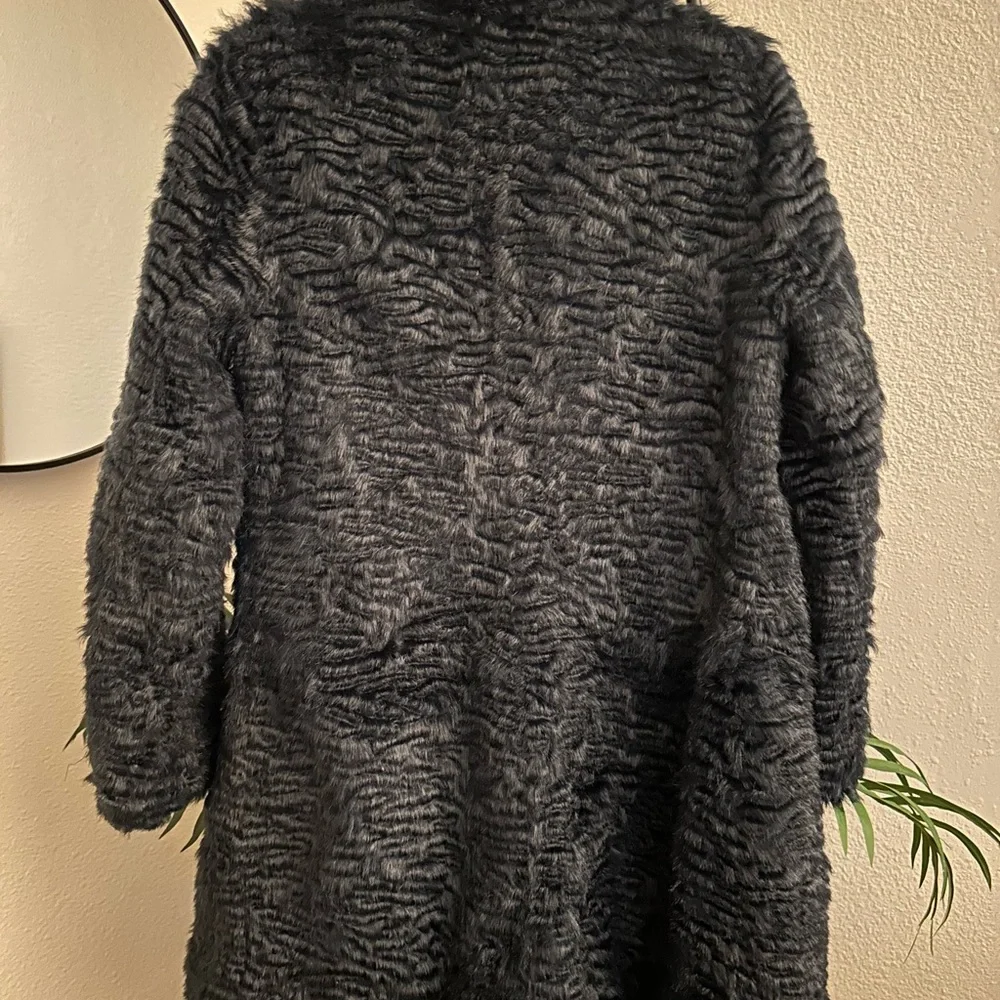 Knee length faux fur coat - Picture 2 of 3